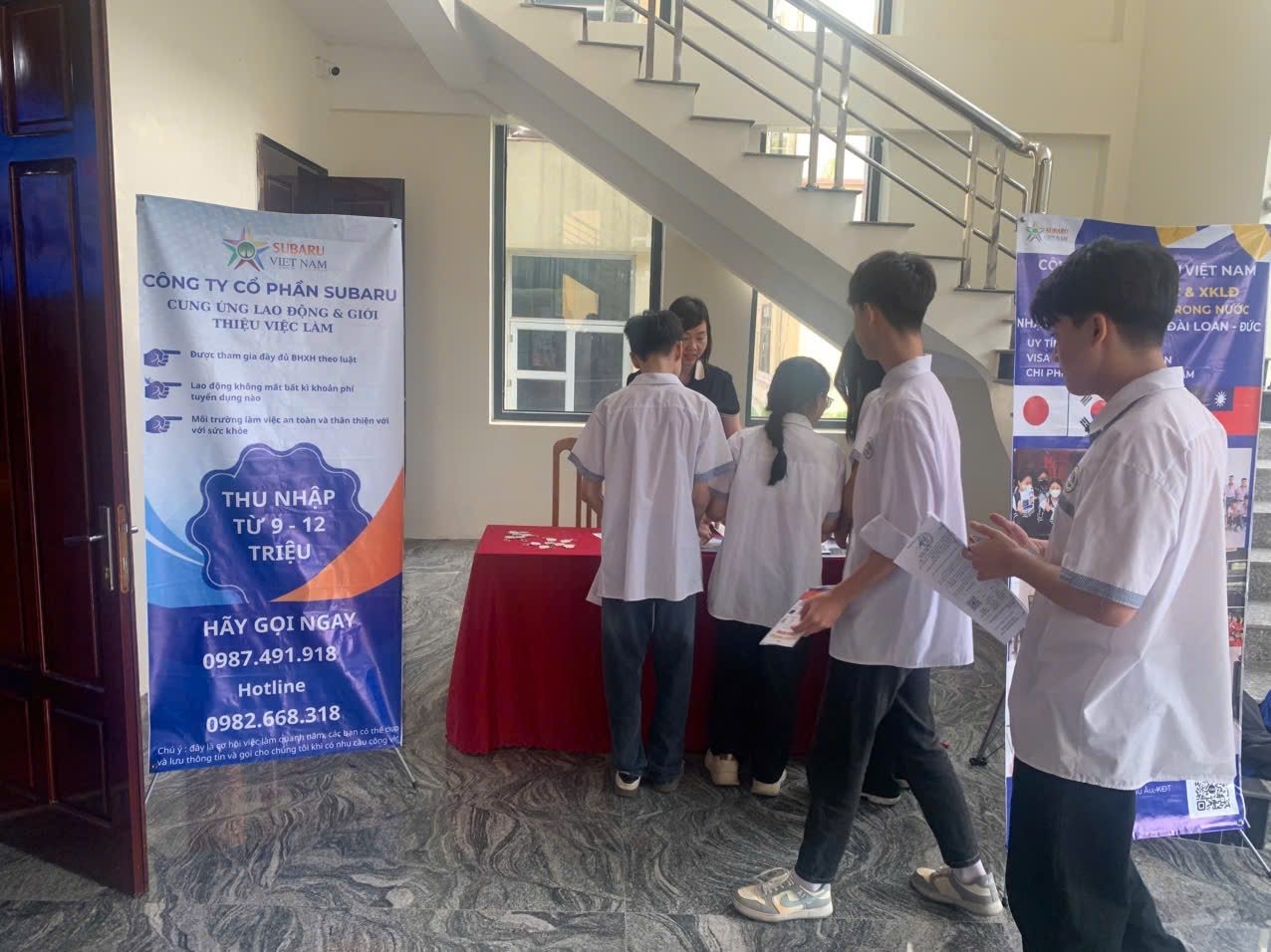 Bàn tư vấn cung ứng lao động và giới thiệu việc làm